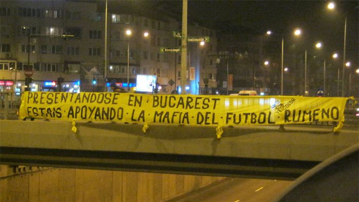 Argentinienii, întâmpinați cu un protest la intrarea în Capitală: "Prin prezența la București susțineți mafia fotbalului românesc"