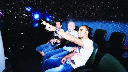 Campionii au dat nas în nas cu dinozaurii! Vezi cum a decurs "întâlnirea"