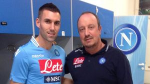 Soluție de avarie pentru criza din defensivă: Reveillere a semnat cu Napoli
