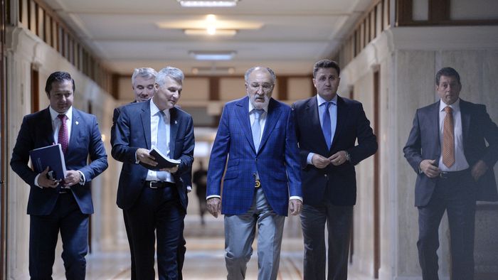 BNR, reacție dură la presiunile lui Țiriac și ale politicienilor care vor "să redea poporului" baza sportivă din Cotroceni: "Populism! Până în 2015, domnul Țiriac organiza gratis turneele. Era o oportunitate foarte bună de afacere pe care o regretă acum. Dacă ne-o ia guvernul, se sesizează UE"