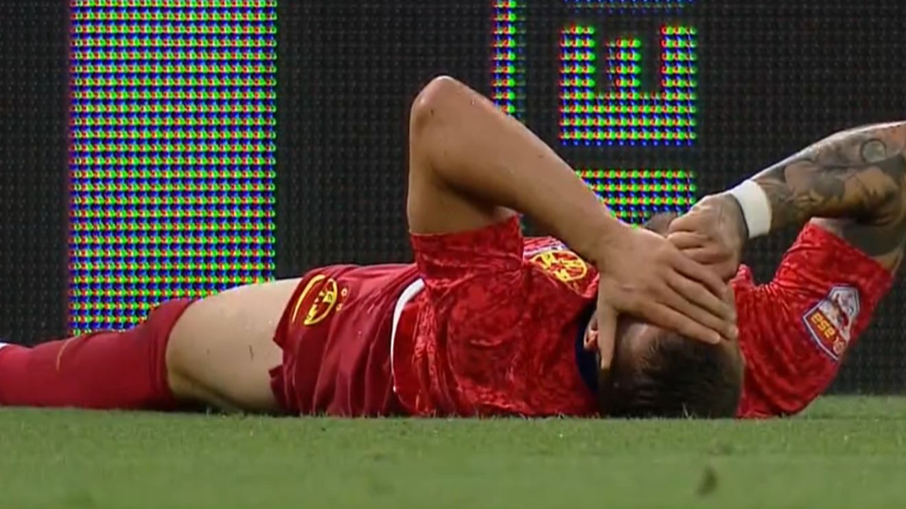 Ovidiu Popescu, umplut de sânge de Nicușor Bancu. Mijlocașul a avut nevoie de îngrijiri medicale | FOTO