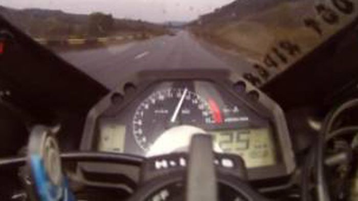 VIDEO A "ZBURAT" cu motorul pe un drum din România: 225 km/h! Reacția userilor: