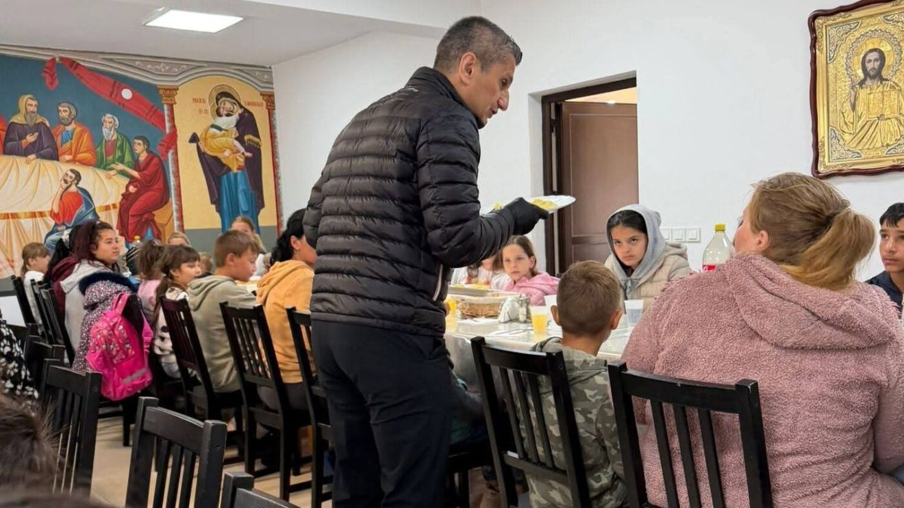Răzvan Lucescu, gest de suflet pentru pomana lui Mircea Lucescu. A oferit și a servit personal peste 100 de porții de mâncare copiilor și bătrânilor de la o cantină socială
