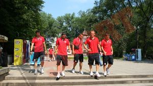 'Garcea' de Moldova! 'Câinii', luați la întrebări de poliția din Chișinău:** "Ce faceți aici, de ce sunteți îmbrăcați la fel?"