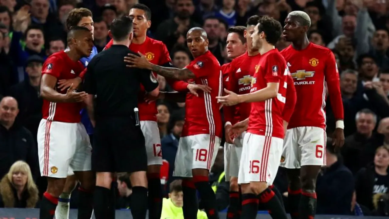 Federația Engleză de Fotbal a deschis o procedură disciplinară împotriva clubului Manchester United pentru reacția jucătorilor la adresa centralului Michael Oliver
