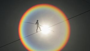 Fotografia zilei / Echilibru instabil deasupra râului Han