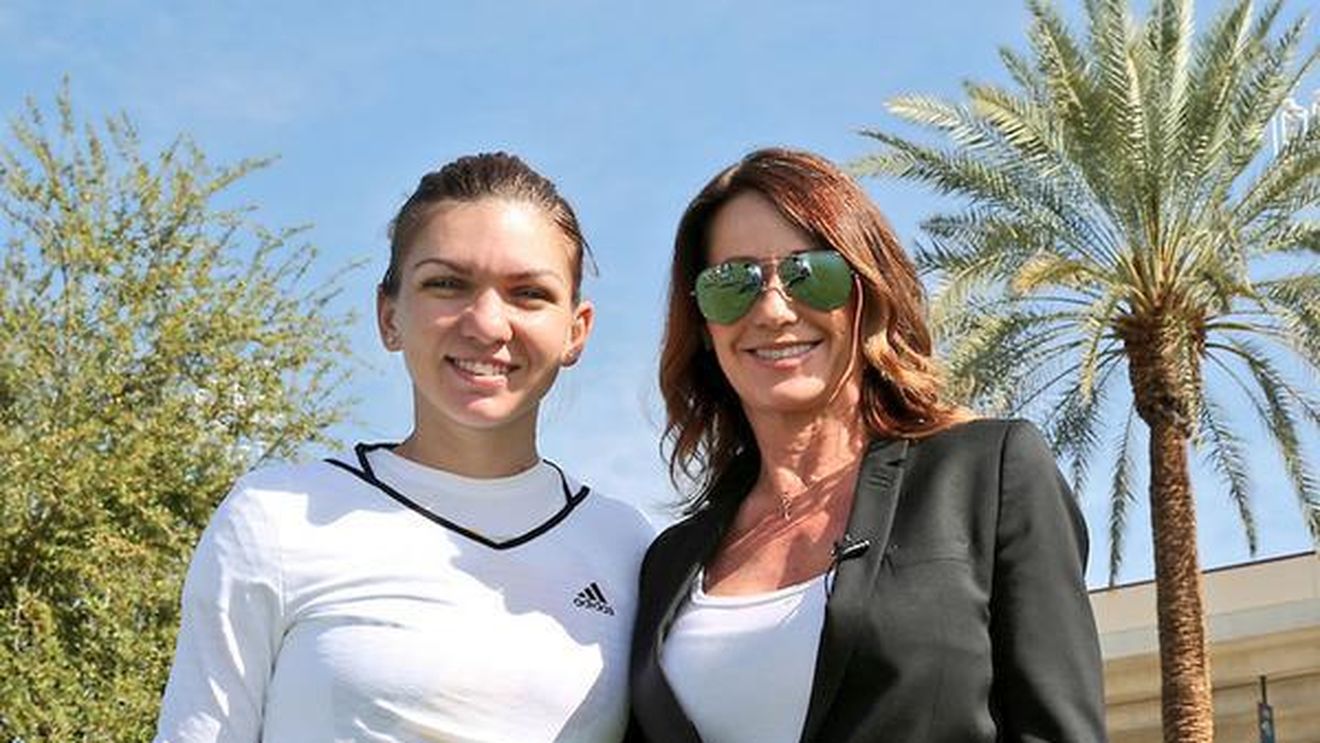 IMAGINEA ZILEI | A urmărit-o pe Simona și a prins pofta jocului. Nadia Comăneci a pus mâna pe racheta de tenis