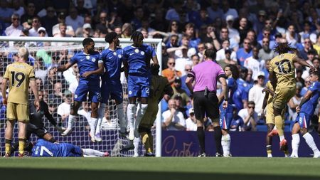 „Fotbalul a murit”. Arbitrul a anulat un gol cu VAR în Chelsea – Crystal Palace și l-a explicat la stația de amplificare, iar fanii au reacționat vehement