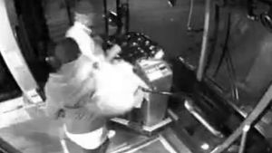 VIDEO L-au făcut KO pe șoferul unui autobuz. Scene incredibile surprinse de camerele de supraveghere