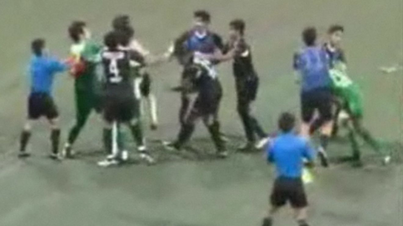 VIDEO S-au bătut ca chiorii!** Van Damme și Chuck Norris ar fi invidioși că nu s-au făcut fotbaliști!