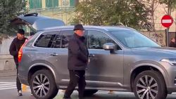 🚨 Pelerinaj la catafalcul lui Viorel Păunescu, fostul președinte al Stelei. Apropiații și cunoscuți din fotbal își iau rămas-bun. Mitică Dragomir, primul om de fotbal care își face apariția