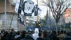 "Dacă PAOK nu e judecată corect, orașul va arde!". Mii de oameni au ieșit pe străzile din Salonic pentru echipa antrenată de Răzvan Lucescu