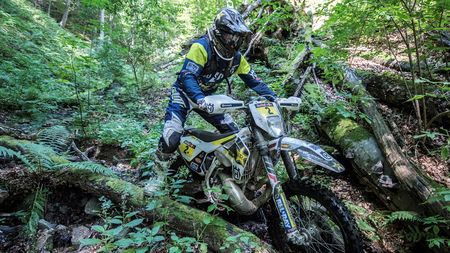 Graham Jarvis a controlat a doua zi de off-road l Red Bull Romaniacs. "A fost cea mai dură zi din istoria competiției". Riderii au stat între 6 și 10 ore pe motociclete