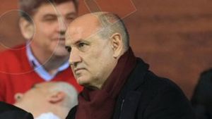 Dialog haios între fani și Copos:** "Bagă bani!" / "Lăsați-mă să trec, nu vă înțeleg"
