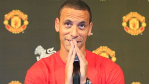 Ce mesaj a postat Rio Ferdinand pe Twitter când a aflat că o va întâlni pe Oțelul în grupele Ligii?** "Galați..."
