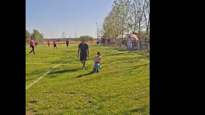 Imagini ireale din România. O femeie a oprit un meci de fotbal la Liga 3 după ce şi-a trimis copilul de 5 ani cu trotineta pe teren: ce a deranjat-o!