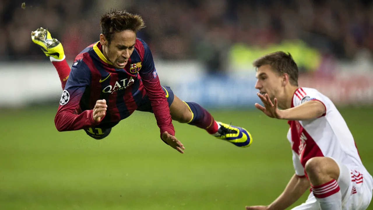 Arbitrul de la Ajax - BarÃ§a s-a făcut de râs! FOTO: Le-a făcut cadou catalanilor un penalty incredibil