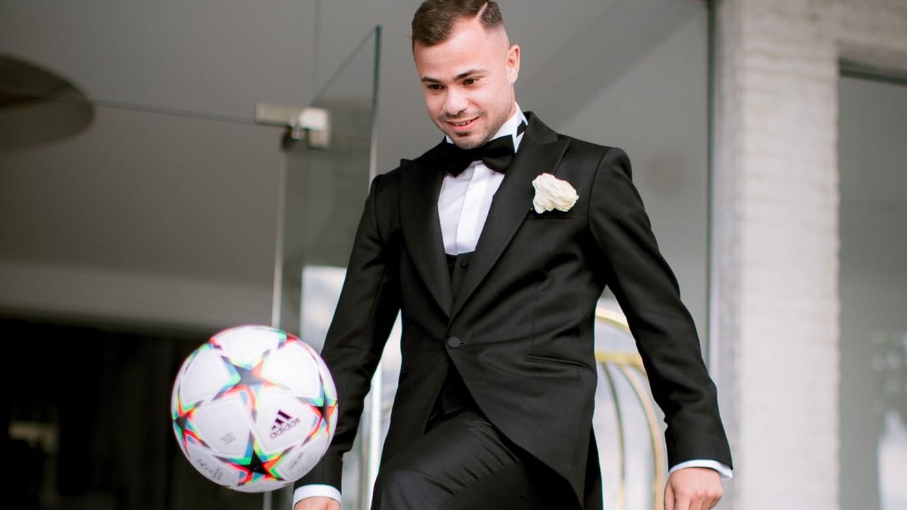 N-a lăsat fotbalul nici la nuntă! În loc de dansul mirilor, a jonglat cu mingea