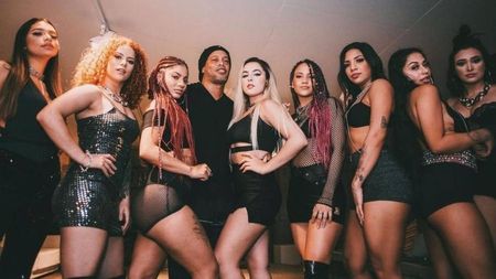 Ronaldinho șochează din nou! „Dințosul” cântă rap și e înconjurat de femei îmbrăcate sumar. Mai are opt melodii pregătite pentru 2021! | VIDEO