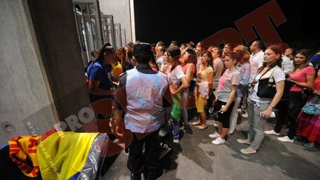 REVOLTĂ‚TOR! Imaginea care ne face de râs în orice colț al lumii!** La meciul naționalei, fanii au fost obligați să arunce tricolorul la GUNOI! INTERZIS cu drapelul!!