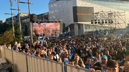 Petrecerea de titlu a Universității Craiova. Jucătorii au prezentat trofeele din acest sezon în Piața „Mihai Viteazul”