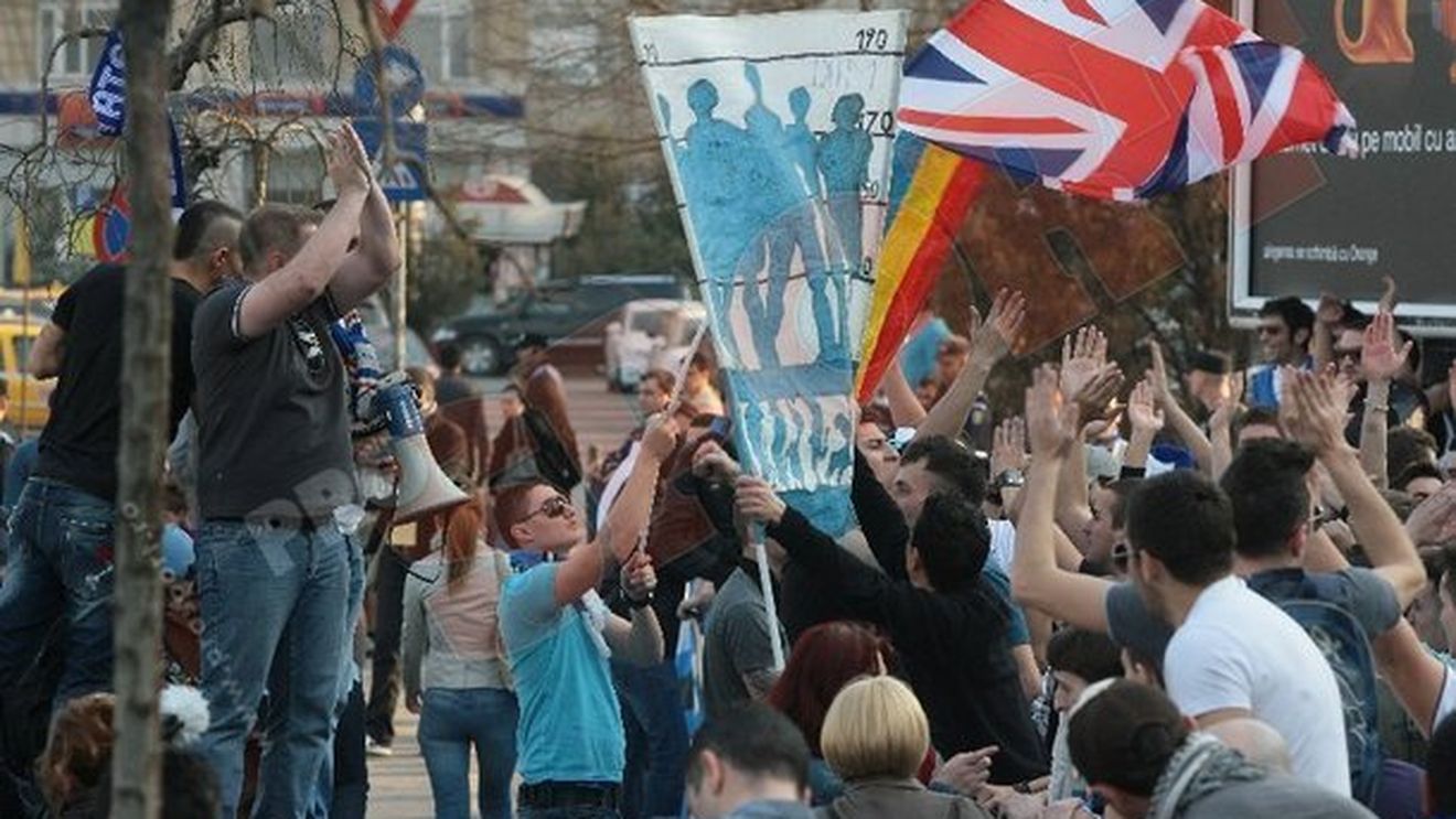 S-a încheiat! Suporterul oltean care urcase pe unul dintre stâlpii nocturnei de pe "Ion Oblemenco" a renunțat la protestul său! 