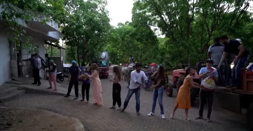 VIDEO /  Salman Khan și Iulia Vântur au împărțit alimente oamenilor aflați în nevoie în India