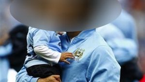 Reacție incredibilă a "canibalului" Tevez!** Și-a MUȘCAT de față una dintre fetițe! De ce a recurs la acest gest