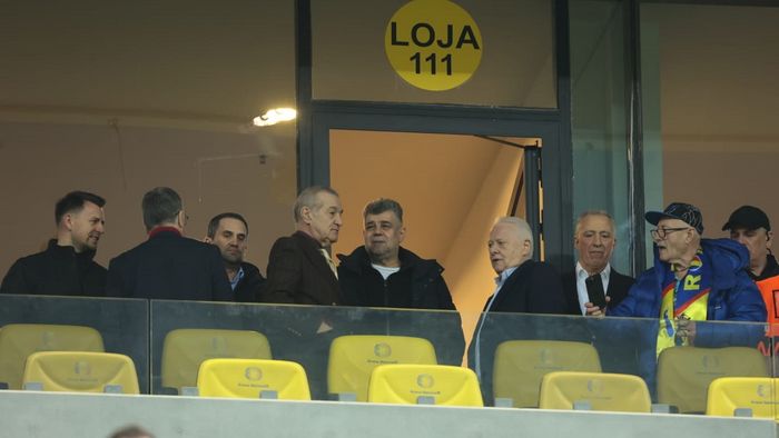 Imaginile serii la FCSB - Manchester United: premierul Marcel Ciolacu, oaspetele lui Gigi Becali în loja milionarului