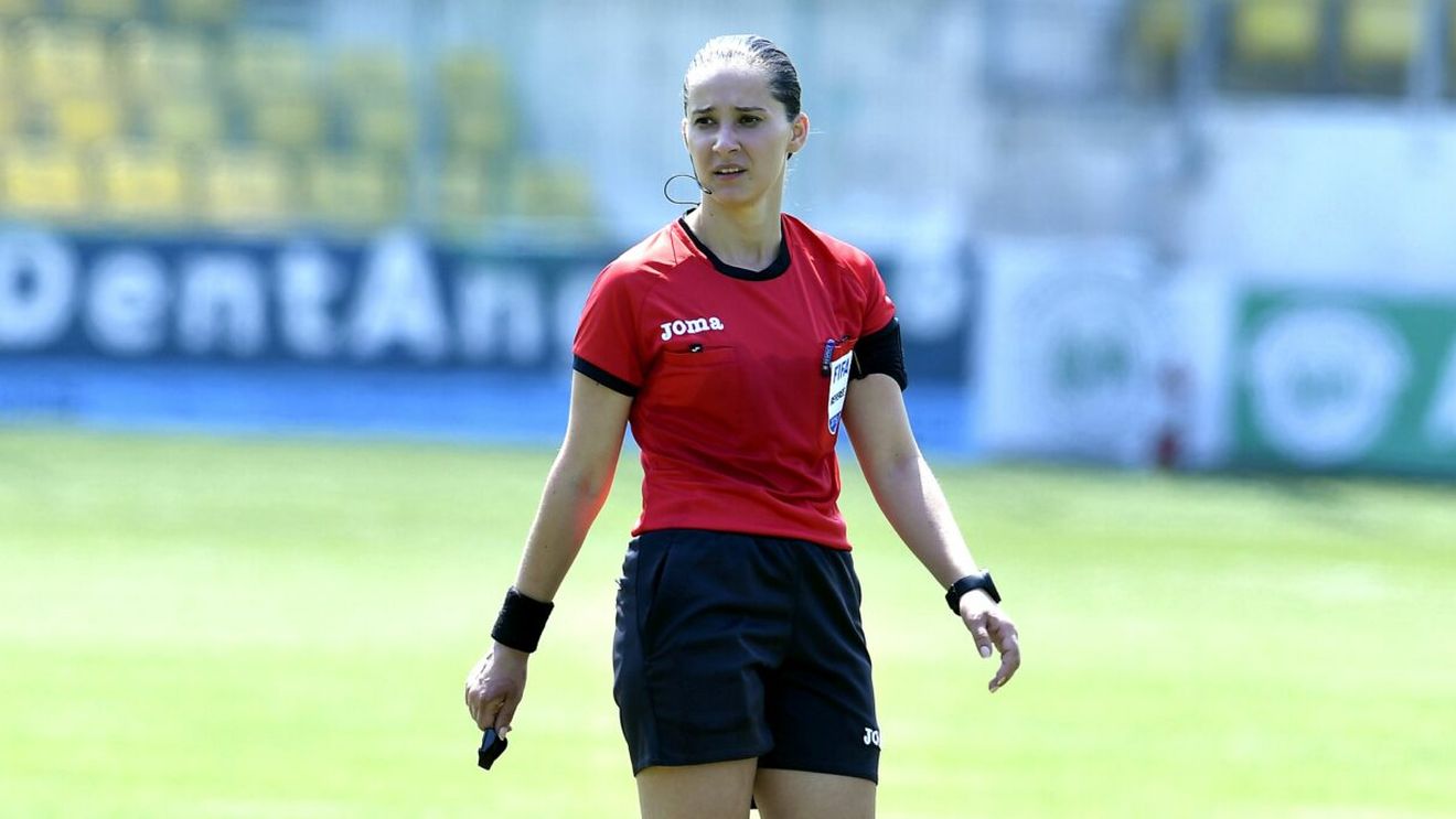 Cine este Iuliana Demetrescu, arbitrul care va conduce meciul Rapidului din Liga 1! Cum arată și cum a ajuns în Elite, categoria de top a celor de la FIFA! | GALERIE FOTO