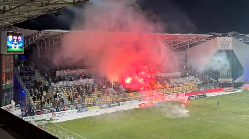 Meci întrerupt pe „Ilie Oană”! Fanii Petrolului au aruncat cu torțe și fumigene pe teren la meciul cu Dinamo. FOTO