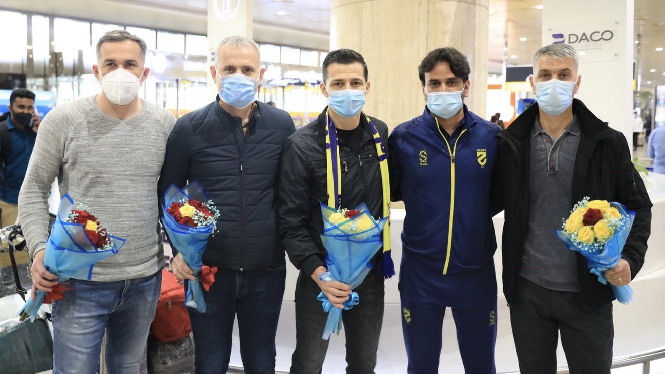 Costel Gâlcă, primit cu flori la sosirea în Arabia Saudită! A condus deja primul antrenament la Al Hazem | FOTO