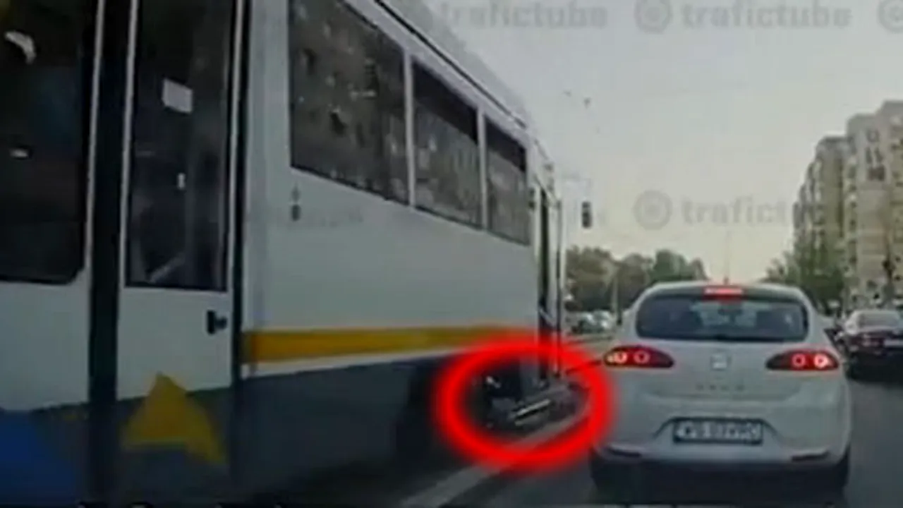VIDEO ȘOCANT!** Accident grav în Capitală! O tânără a fost prinsă sub roțile tramvaiului