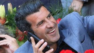 Luis Figo, în tribune la finala turneului de la Madrid! Cum a fost surprins în timp ce Carlos Alcaraz și Alexander Zverev disputau trofeul | GALERIE FOTO