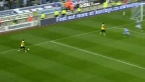 VIDEO INCREDIBIL A sfidat legile jocului!** Și-a pasat singur din corner pentru a trimite o centrare de gol