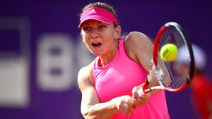  VICTORIE! Halep s-a calificat în semifinale la Toronto după ce a învins-o pe Aga Radwanska cu 0-6, 6-3, 6-1!