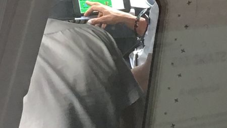 Când pasiunea pentru fotbal nu ține cont de nimic! FOTO | Cum a fost fotografiat un pilot de avion înainte de decolare :)