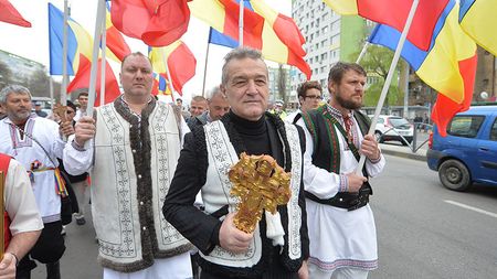 FOTO | A luat pauză de la fotbal! Gigi Becali s-a îmbrăcat în costum popular și a ieșit în stradă. La ce manifestație a participat