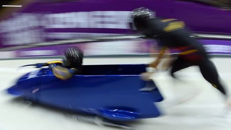 "Sunt singurul pilot care își sărută frânarul". După nunta din aprilie, dubla campioană olimpică Elana Meyer-Taylor vrea să își conducă soțul în echipajul de bob 4 persoane în Cupa Mondială. Locul 3 la Naționale și noile reguli îi dau "verde"