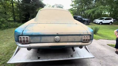 Cum arată un Mustang care a stat peste 30 de ani abandonat într-o baracă ponosită