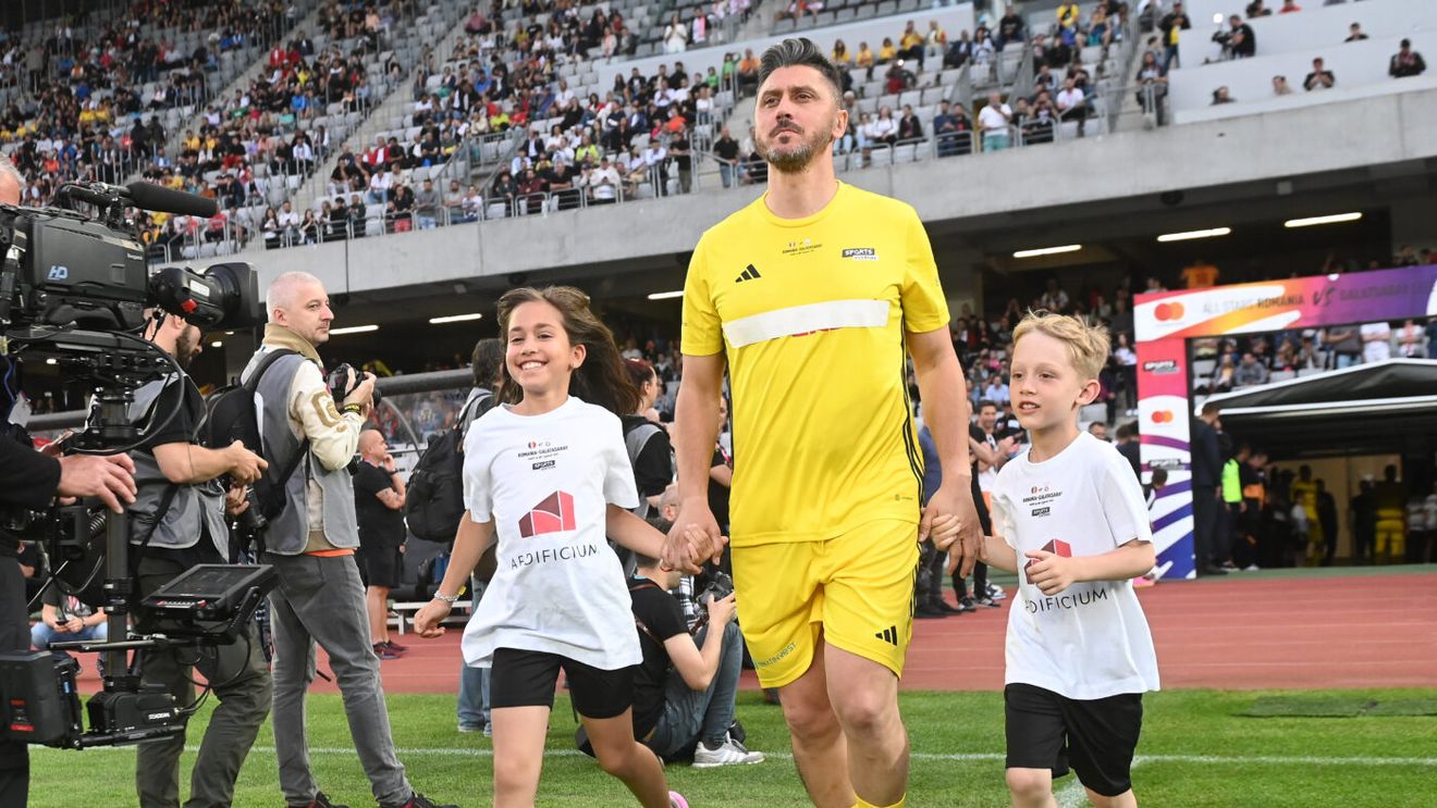 Apariție fabuloasă a lui Ciprian Marica în meciul Romania All Stars – Galatasaray Legends! După episodul „prosopul”, atacantul a atras din nou privirile la Cluj: de ce a intrat pe teren cu sponsorul de pe piept acoperit! | FOTO