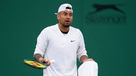 Gest fără precedent în tenisul mondial! Jucătorul a fost descalificat după ce l-a lovit cu mingea direct în figură, fapt care l-a făcut până și pe rebelul Nick Kyrgios să exclame: „Sunt curios ce amendă va lua” | VIDEO