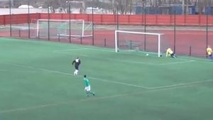 VIDEO - Dacă vă întrebați care este ratarea secolului, iat-o! Doi jucători în fața porții goale au reușit o "performanță" unică