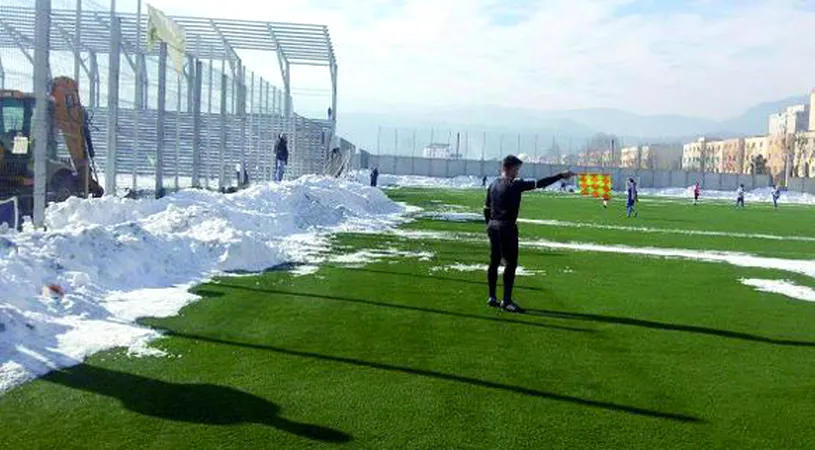 Fotbal cu obstacole! Situația stânjenitoare în care au fost puși jucătorii și arbitrul la meciul Dacia Unirea - AFC Hărman.** 