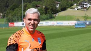 Cum s-a prezentat Carlos Mora la debutul pentru Universitatea Craiova. Costaricanul sporeşte „inflaţia” de extreme stânga din lotul lui Gâlcă. ANALIZĂ