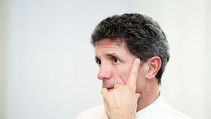 Gică Popescu va candida la șefia FRF!** "Eu nu iau fotbalul ca business!" Ce spune de o eventuală finanțare a Universității Craiova