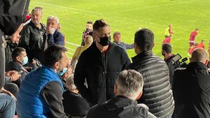 Au uitat de rivalitate! Mirel Rădoi și Răzvan Lucescu, prietenie strânsă! Imagini de senzație cu cei doi antrenori la meciul Rapidului | VIDEO & FOTO