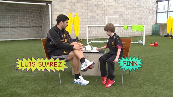 "Iei biscuitele, îl înmoi și...mănânci!" Luis Suarez, învățat de un puști să savureze un ceai englezesc. Ce a vrut copilul, la schimb