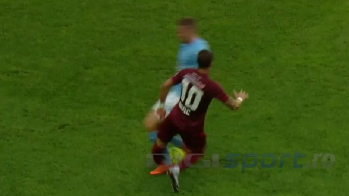 FOTO | Accidentare groaznică a lui Deac! Decarul CFR-ului a fost scos pe targă din teren