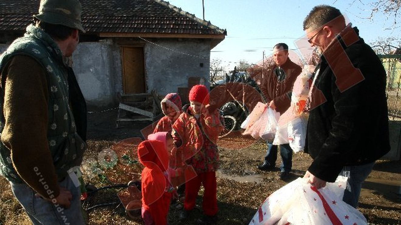 FOTO Suporterii lui Poli au oferit cadouri unor copii săraci din judetul Timis